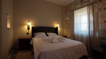 Zimmersafe, Schreibtisch, Verdunkelungsvorhänge, schallisolierte Zimmer