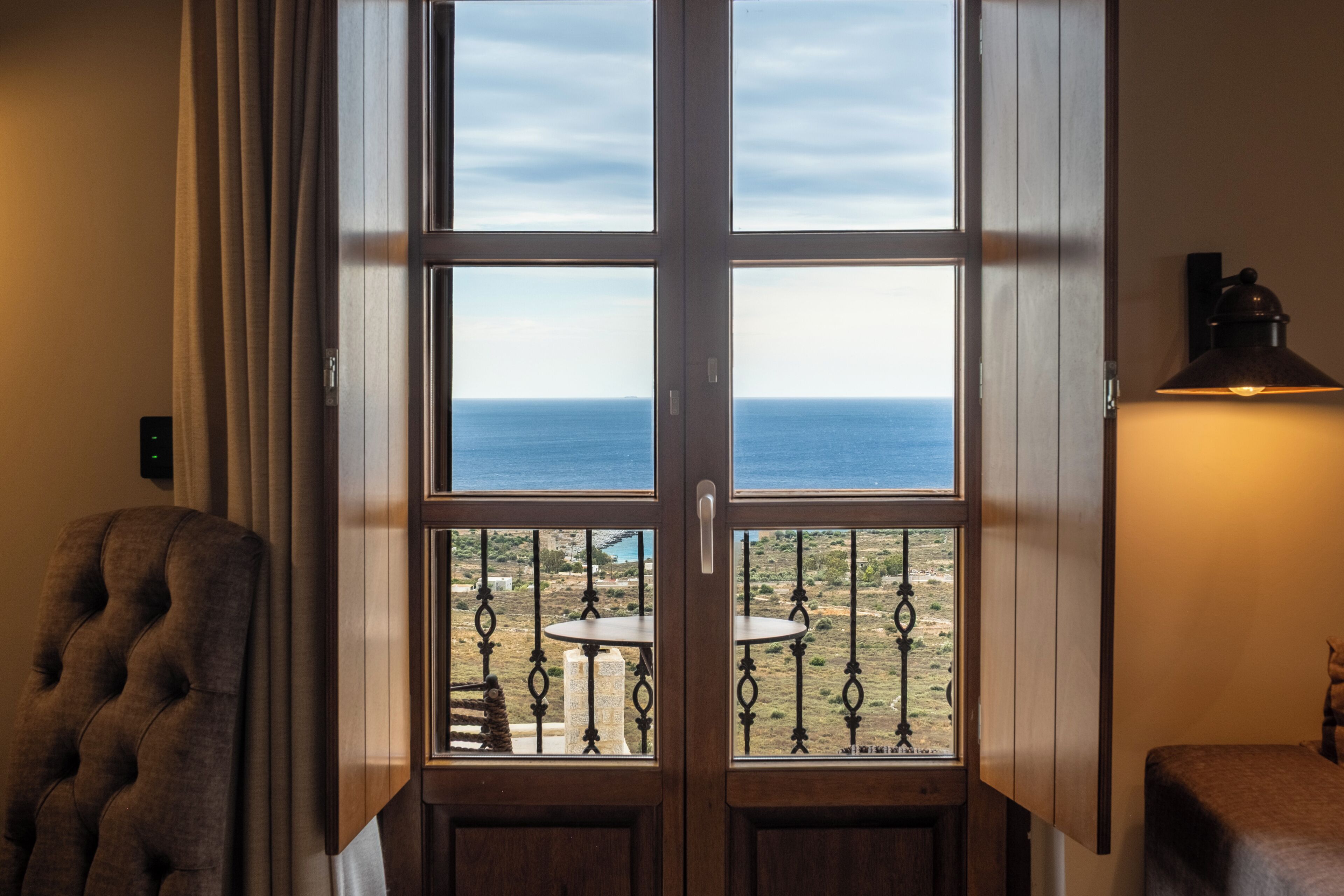 Twin Suite with Balcony | Cassaforte in camera, una scrivania, tende oscuranti, insonorizzazione