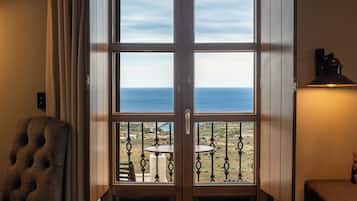 Twin Suite with Balcony | Cassaforte in camera, una scrivania, tende oscuranti, insonorizzazione