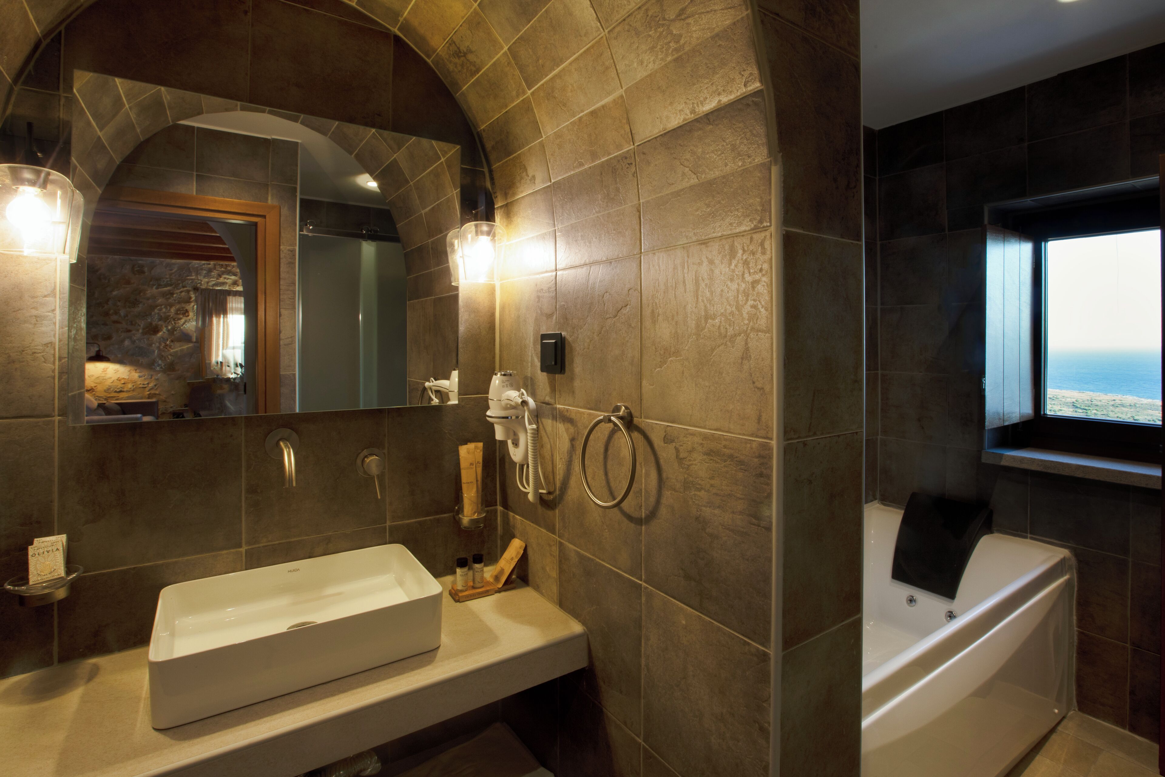 Anemos Tower Suite | 浴室 | 独立的浴缸和淋浴、吹风机、拖鞋、毛巾