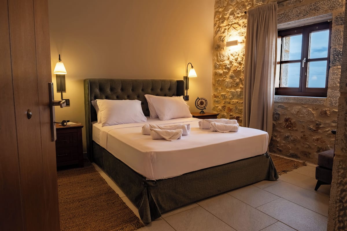 Double Suite with Veranda | Safe på rommet, skrivebord, blendingsgardiner og lydisolert