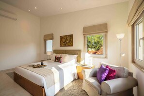 Tabla de planchar con plancha, wifi y ropa de cama