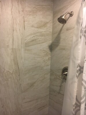 Douche, séchoir à cheveux, serviettes fournies, savon