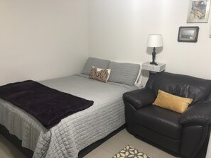Tabla de planchar con plancha, wifi y ropa de cama 