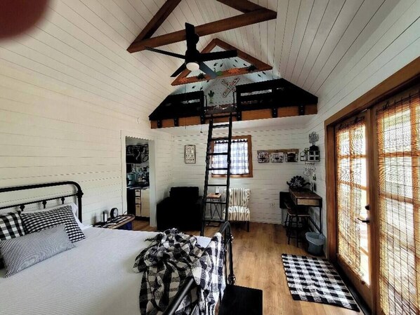 1 bedroom, WiFi, bed sheets - Dinosaur Crossing Guesthouse With Loft (Glen Rose)