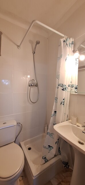 Douche, sèche-cheveux, serviettes fournies, savon