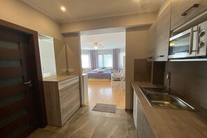 Kühlschrank, Mikrowelle, Herdplatte, Geschirrspüler