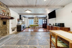 Fridge, microwave, oven, stovetop - Room 'Stella Alpina' with Mountain View, Shared Garden and Wi-Fi (Villadossola)