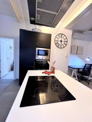 Geladeira, micro-ondas, fogão, cooktop