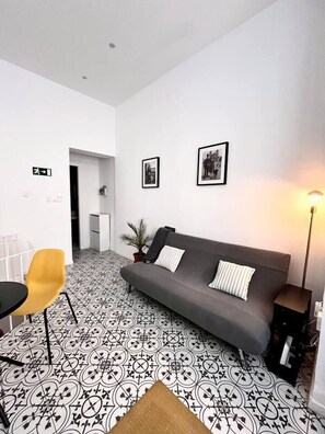 TV - Dar Il-Ħnejja | Character Home close to Valletta (Floriana)