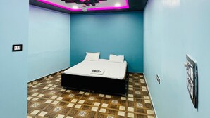 Un dormitorio con una cama, ventilador de techo y suelo estampado.