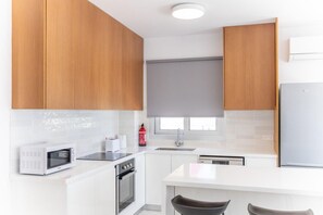 Refrigerador, microondas, horno y lavavajillas 