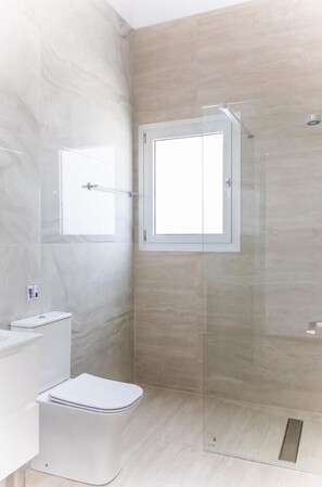 Regadera, secadora de cabello, toallas 