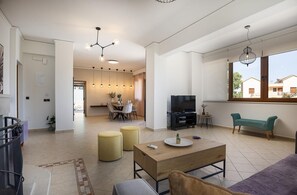 TV, fireplace