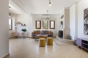 TV, fireplace