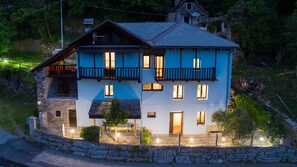 Exterior - Room 'Anemone' with Mountain View, Shared Garden and Wi-Fi (Villadossola)