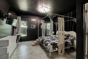 3 عدّة غرف نوم ومكواة/لوح كي وواي فاي وملاءات أسرّة