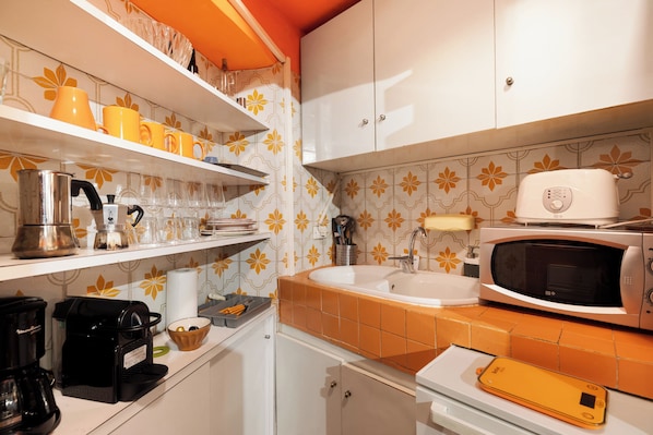 Trastevere Lovely Apartment (Via della Luce 55) | Cocina privada | Tostadora y papel de cocina