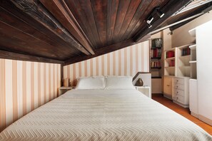 Trastevere Lovely Apartment (Via della Luce 55) | Ameublement unique, fer et planche à repasser, accès au Wi-Fi (inclus)