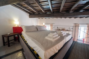 The Scarlet Loft in Trastevere (Via della Luce 71)