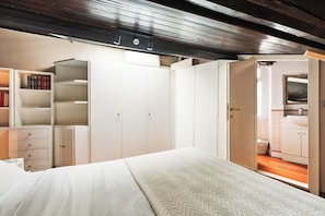 Trastevere Lovely Apartment (Via della Luce 55) | Mobiliario individual, tabla de planchar con plancha, wifi gratis