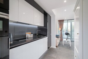 Kühlschrank, Mikrowelle, Ofen, Geschirrspüler