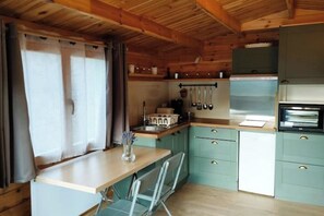 Kylskåp, ugn, spishäll och kaffe- och tebryggare