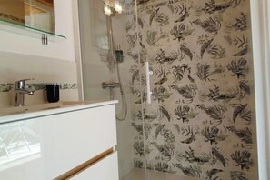 Shower, hair dryer, towels, soap - Cosy mountain chalet ideal for hikers and nature lovers (Éourres)