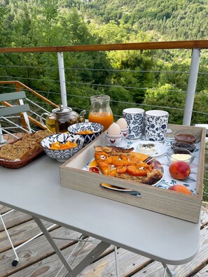 Outdoor dining - Cosy mountain chalet ideal for hikers and nature lovers (Éourres)