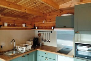 Fridge, oven, stovetop, coffee/tea maker