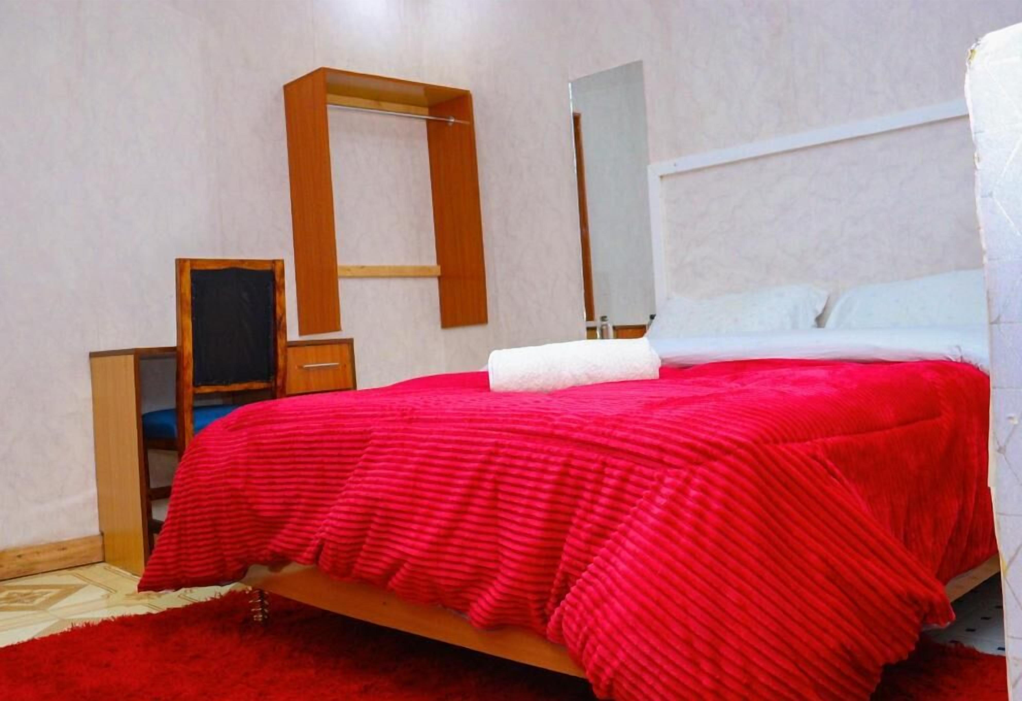 Dobbeltrom – deluxe, byutsikt | Lydisolert, wi-fi (inkludert) og sengetøy