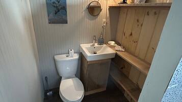 Serviettes fournies, savon, papier toilette