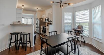 Cozy, Updated 2BR/2.5BA End-Unit Townhome, Greer SC