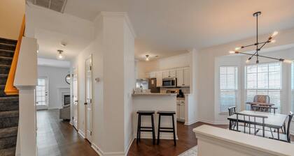 Cozy, Updated 2BR/2.5BA End-Unit Townhome, Greer SC