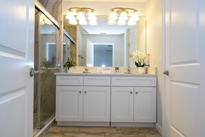 Douche, séchoir à cheveux, serviettes fournies