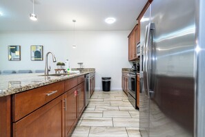 ثلاجة، ميكروويف، فرن، موقد طهي مسطح