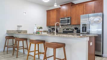 Coffee/tea maker, fridge, microwave, oven