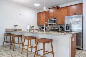 Fridge, microwave, oven, stovetop - 4812 BR - Luxe Getaway Retreat (Hunters Creek)