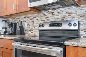 Fridge, microwave, oven, stovetop - 4812 BR - Luxe Getaway Retreat (Hunters Creek)