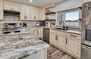 Refrigerador, microondas, horno y parrilla de estufa 