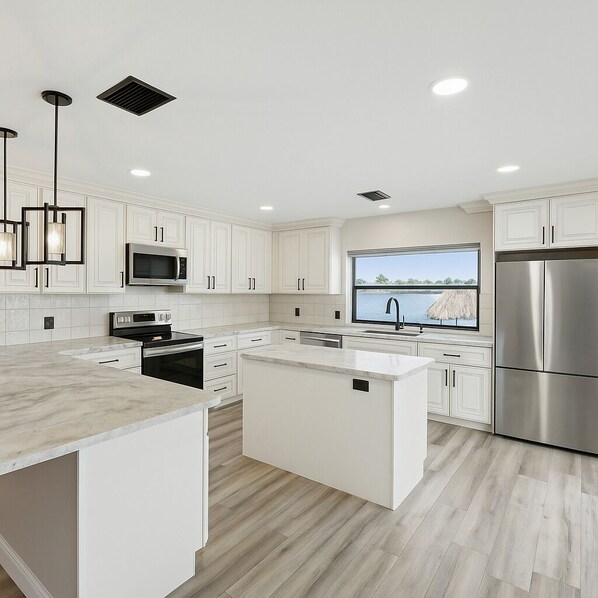 冰箱、微波炉、烤箱、炉灶