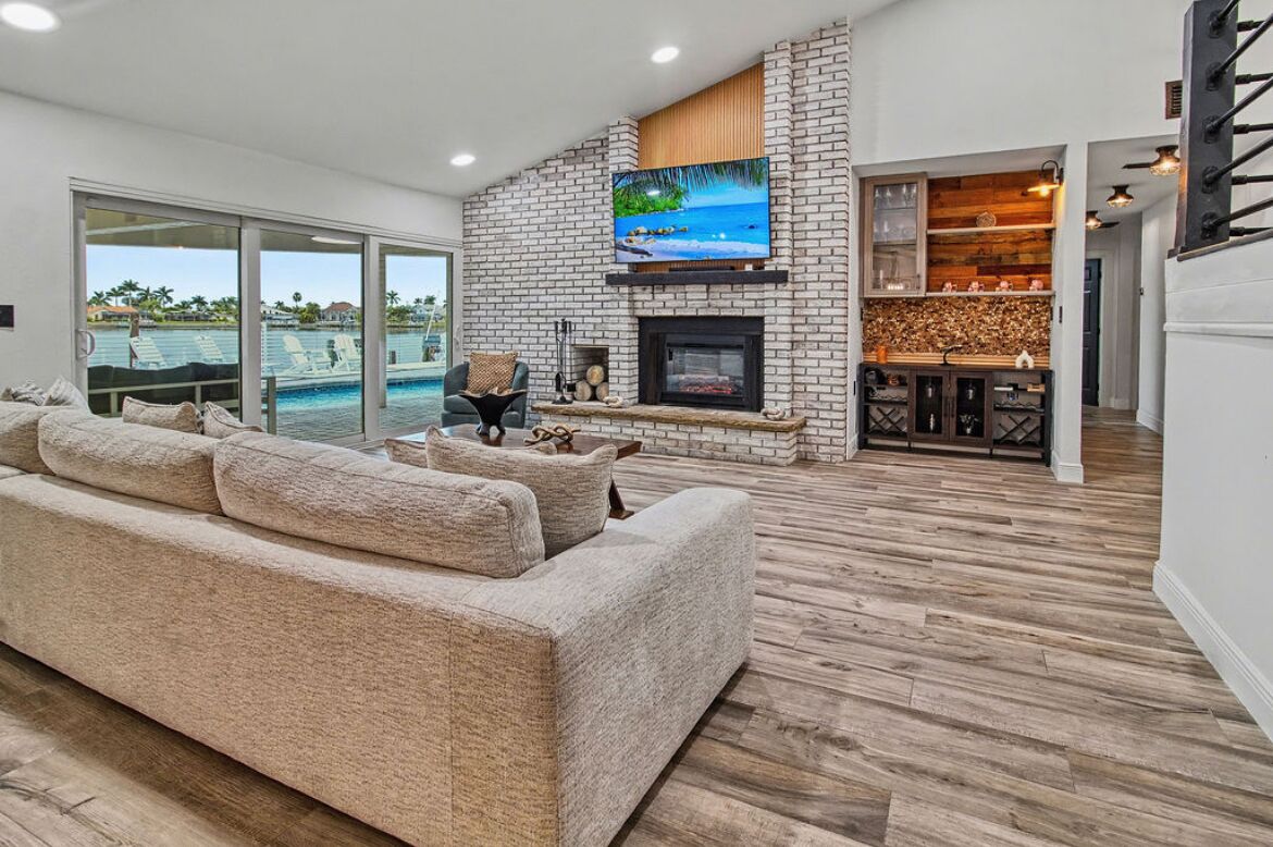 Smart-tv, eldstad och ett bordtennisbord