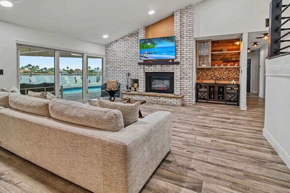 Smart-tv, eldstad och ett bordtennisbord