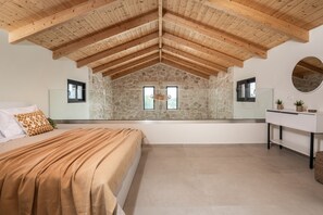 3 室のベッドルーム、デスク、アイロン / アイロン台、旅行用ベビーベッド
