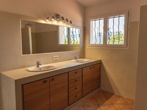 Dusche, Haartrockner, Handtücher