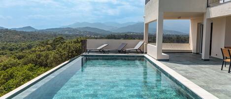 Een verwarmd zwembad