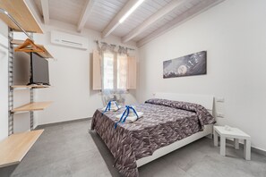 1 bedroom, bed sheets - Holiday Home 'Sa Domixedda' (Guspini)