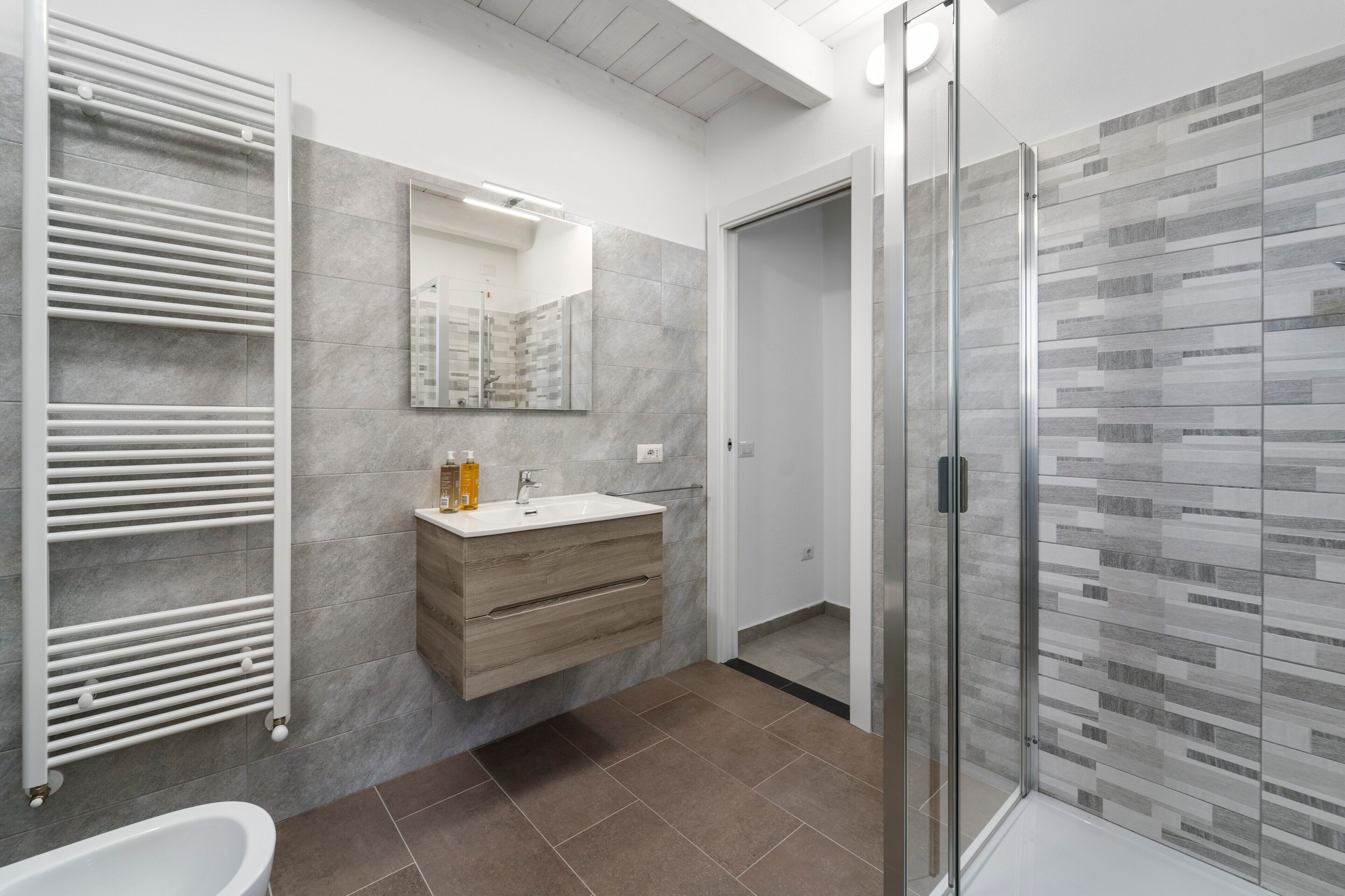 Douche, sèche-cheveux, serviettes fournies