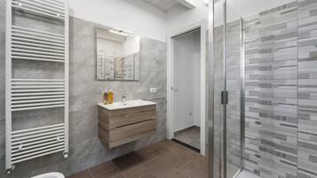 Douche, sĂšche-cheveux, serviettes fournies