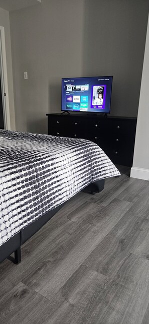 8 bedrooms, WiFi, bed sheets